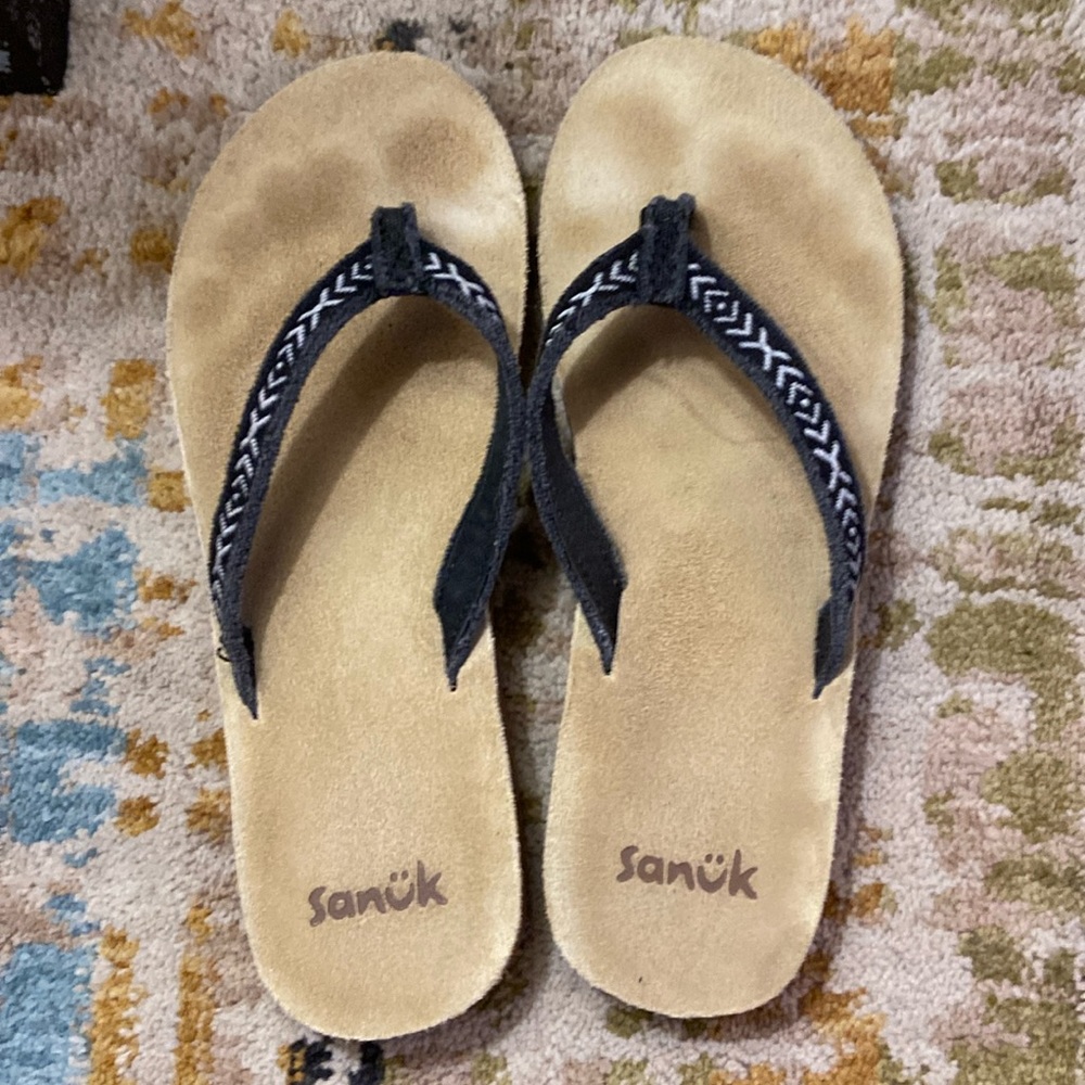 Sanuk- navy flip flop w/ design- size 8 ladies